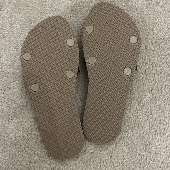 Bundle of 4 Pairs of Women’s Old Navy Sandals and Flip Flops - Size 8 - Picture 5 of 9